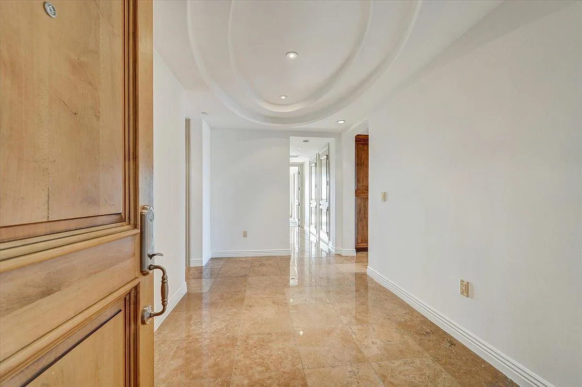 Building Photo - 7181 E Camelback Rd #610