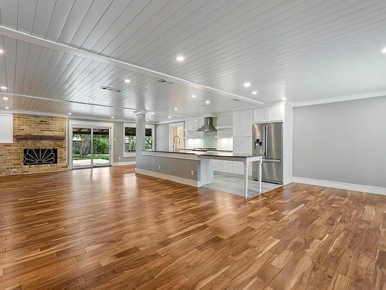 2607 N Shields Dr — Photo 4