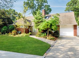 37 Park Ave E, Merrick, NY 11566
