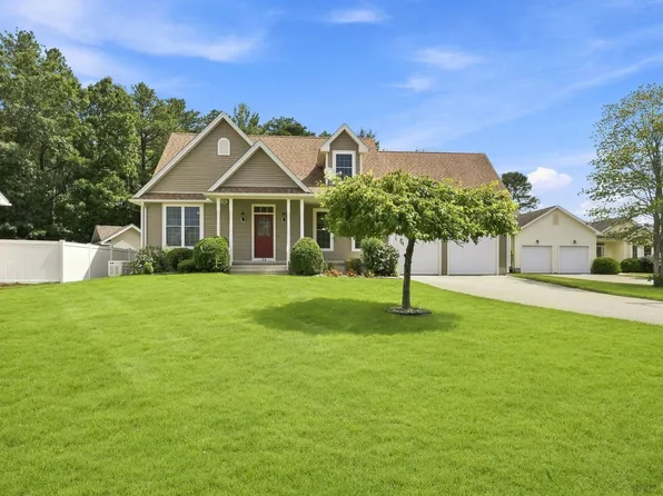 33 Caddyshack Dr, Chicopee, MA 01020