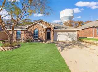 924 Hidden Oaks Dr, Burleson, TX 76028