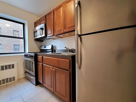 2nd image of 9960 64th Ave APT 3Y