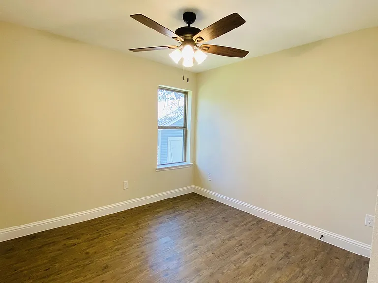 312 E Heron St — Photo 9