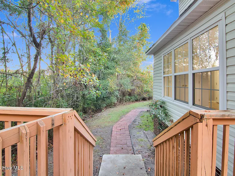 102 Huntington Ct — Photo 33