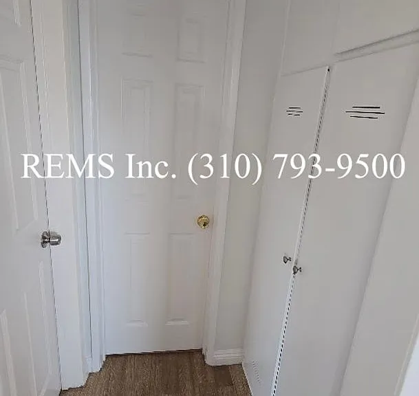 Detached Front House with Laundry Hookups and Garage Parking — Photo 7