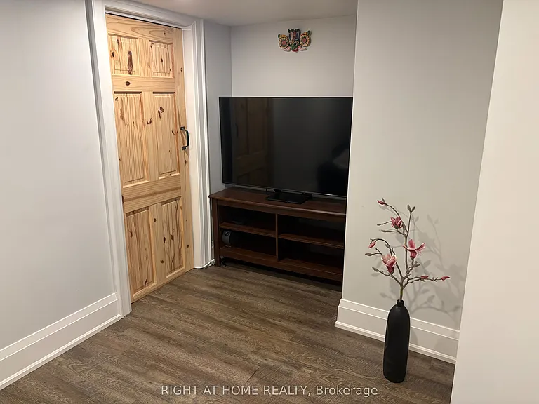 39 Amherst Ave #LOWER — Photo 9