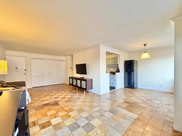 86-15 Broadway #3H, Elmhurst, NY 11373