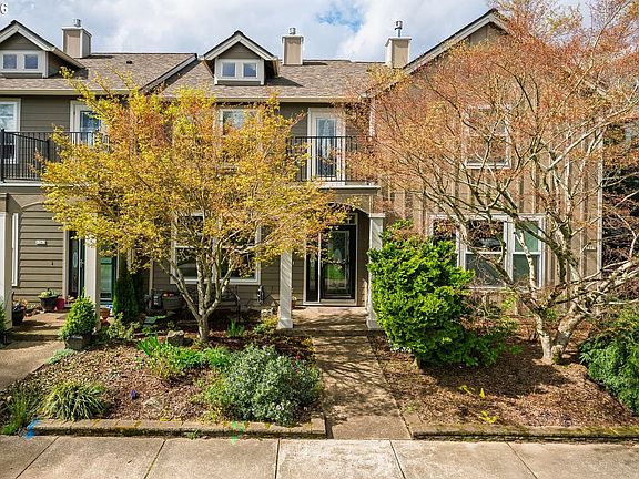 2nd image of 1367 NE Market Dr