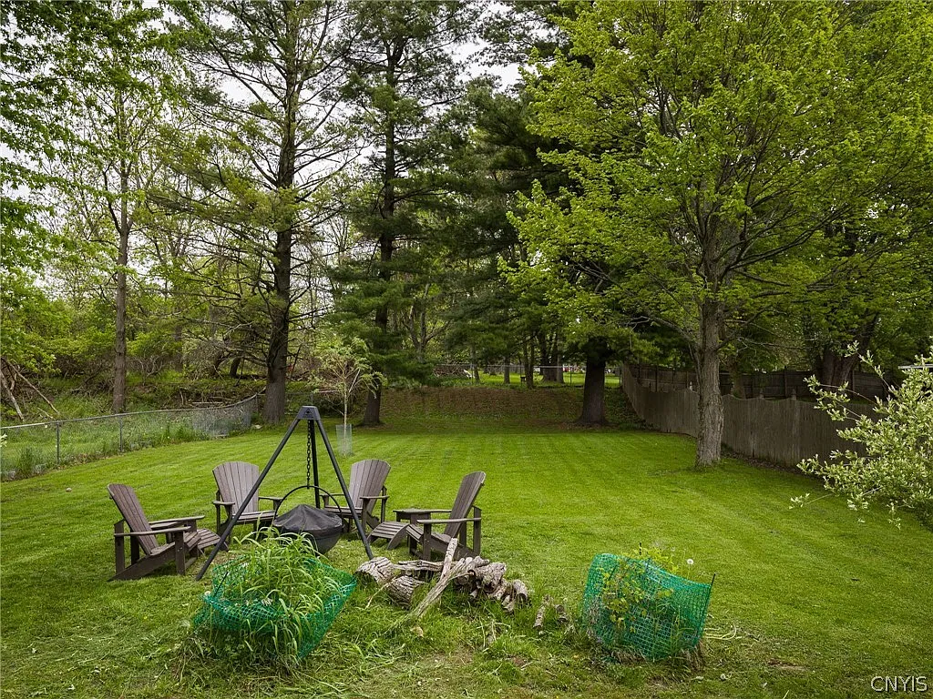 3 bed, 2.0 bath, 2104 sqft, $2,400 — Photo 3