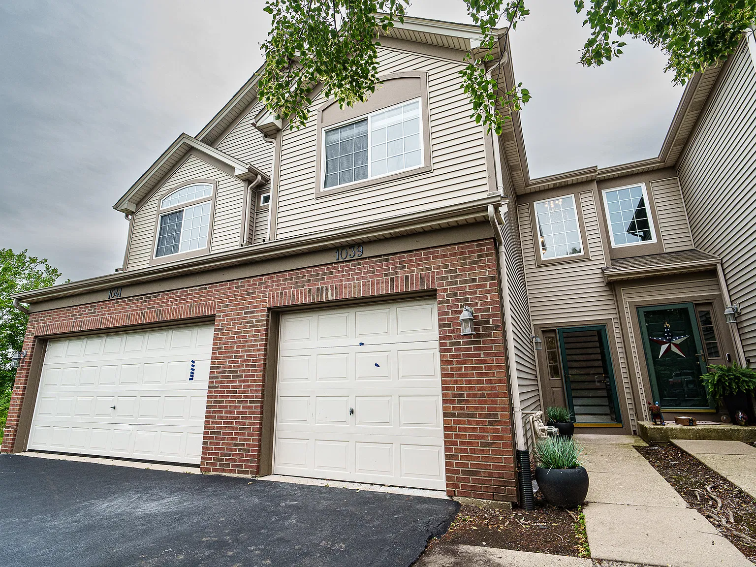 2 bed, 2.5 bath, 1213 sqft, $2,300 — Photo 1