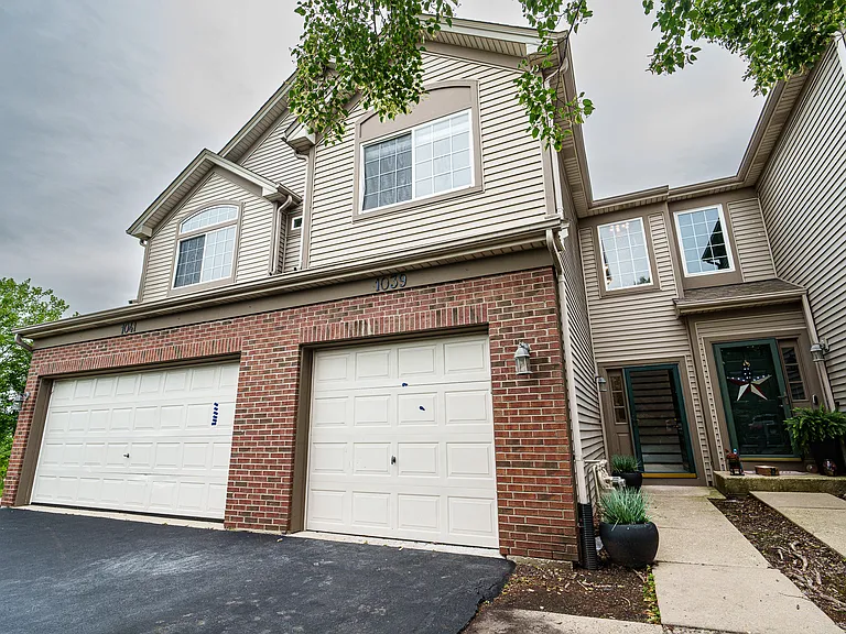 1039 Woodview Ct — Photo 1