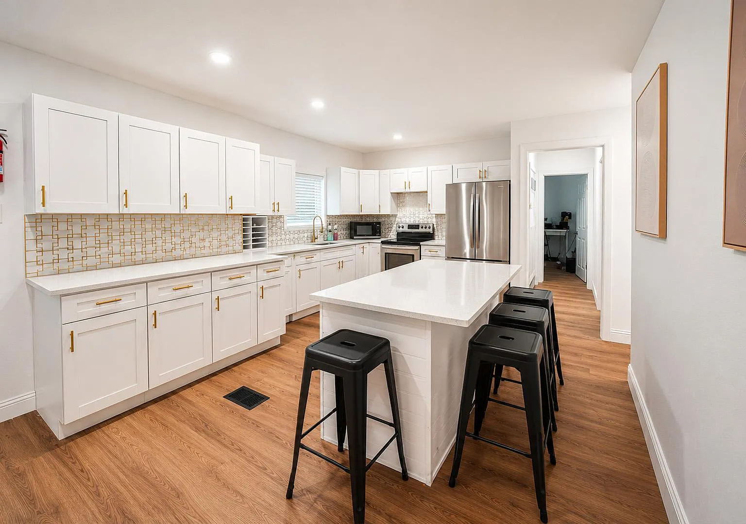 4 bed, 2.5 bath, 2373 sqft, $884 — Photo 4