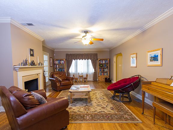 Living Room (15x27)