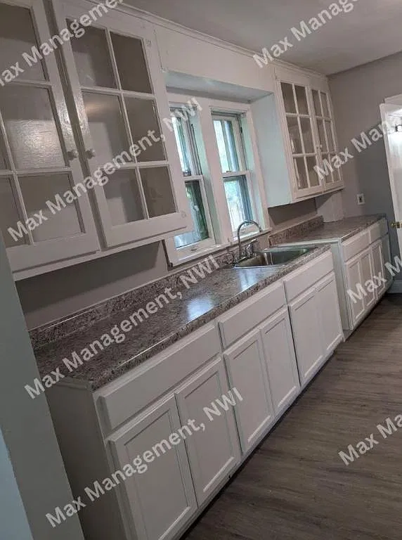 2432 White Oak Ave — Photo 2