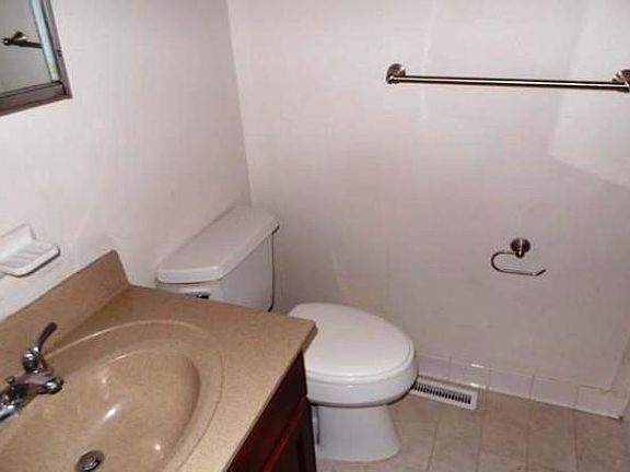 5th image of 7 Heritage Ct APT A