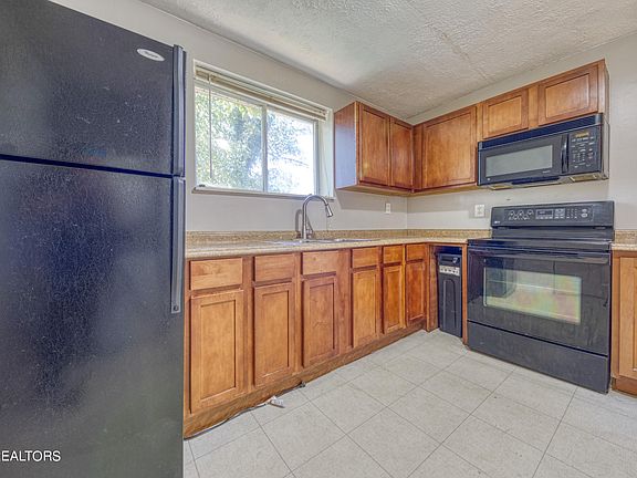 5th image of 2751 Hillside Ave