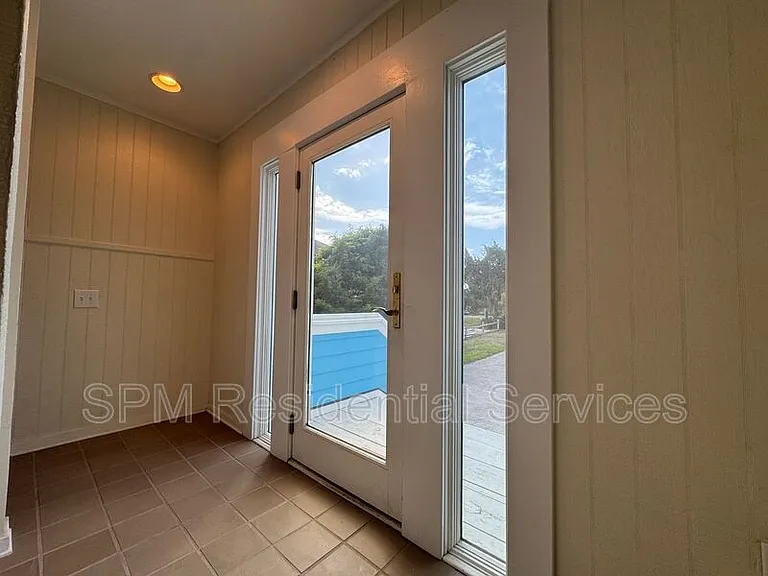1154 Monroe Ln — Photo 3