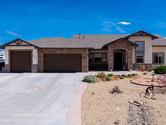 3rd image of 2433 Hidden Valley Dr