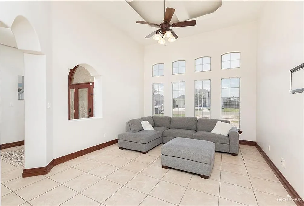 3 bed, 3.5 bath, 2098 sqft, $2,300 — Photo 4