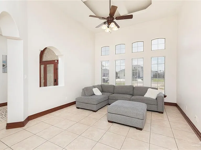 1213 Rhett Dr — Photo 4
