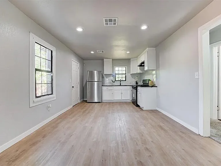 2109 NE 15th St — Photo 2