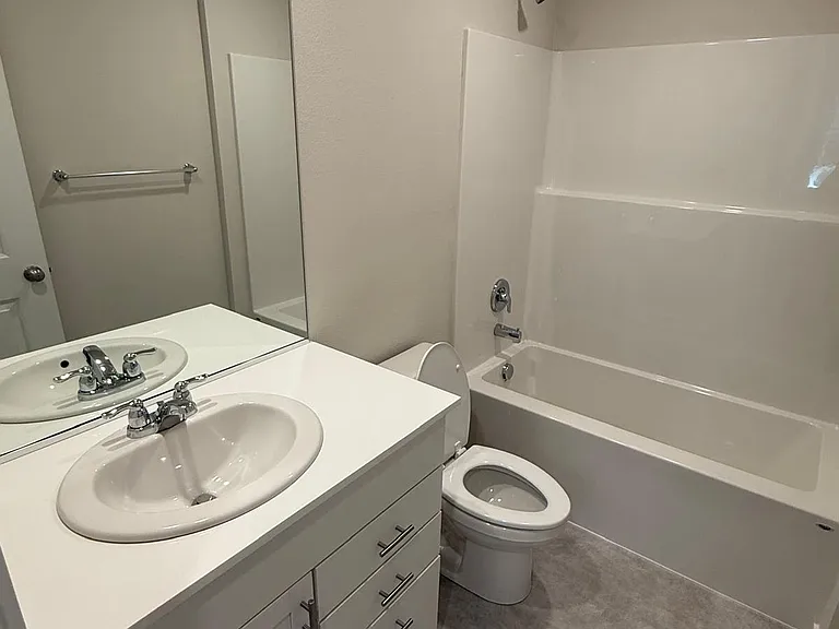 1102 SE 193rd Pl — Photo 2