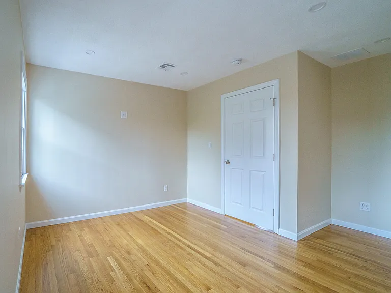 300 Adams St — Photo 27