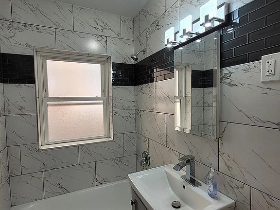 4th image of 730 Hinman Ave APT 2