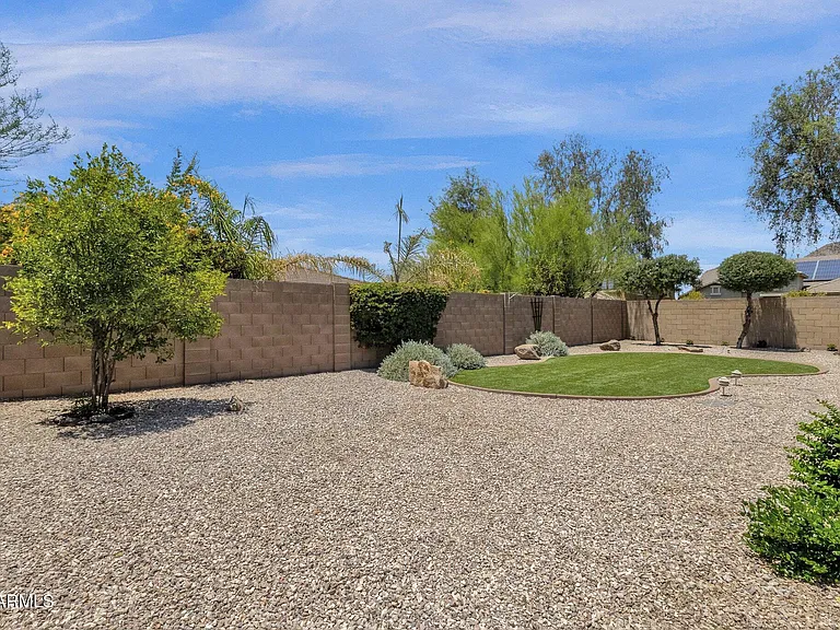 2403 E Robb Ln — Photo 39
