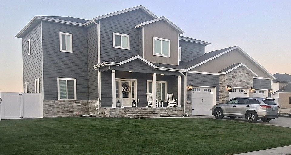 1st image of 2607 1st St E