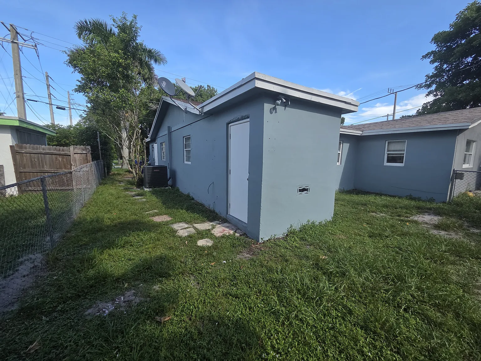 3 bed, 912 sqft, $2,400 — Photo 3