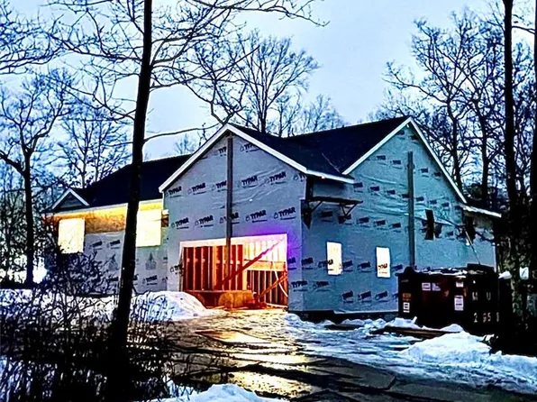 2 Fanning Pl, Hope Valley, RI 02832