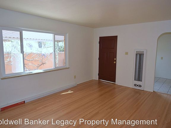 3rd image of 316 1/2 Monroe St NE