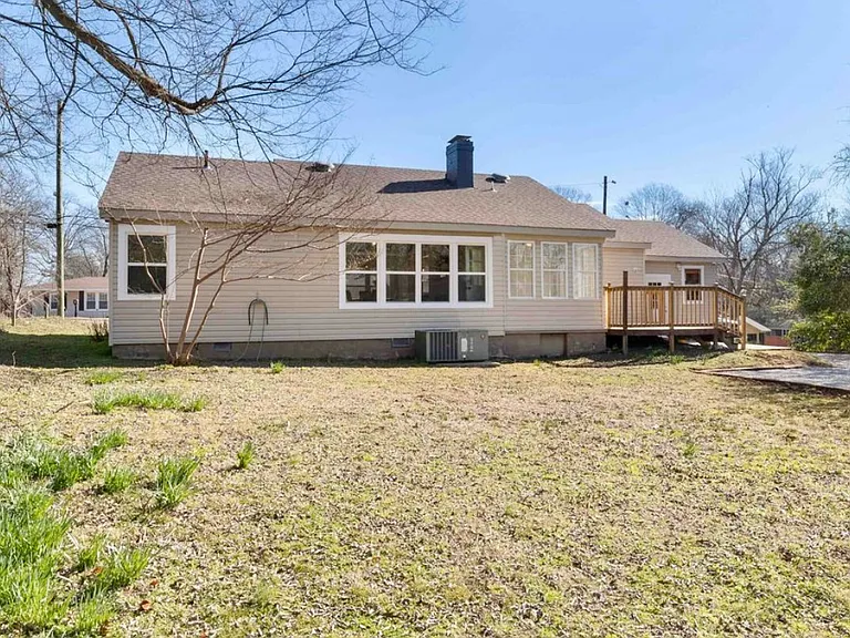 1033 N Pine St — Photo 5