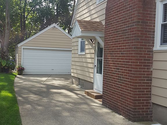 4th image of 1104 Beechwood St NE