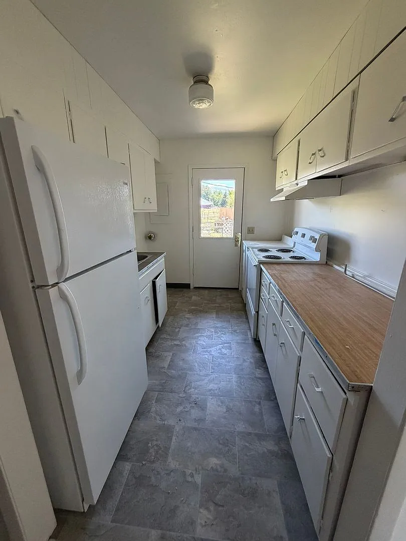 Newly Renovated 2 Bedroom, 1 Bathroom Triplex - South Suburbs — Photo 3