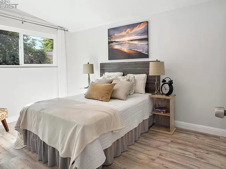 2769 Loyola Ave — Photo 15