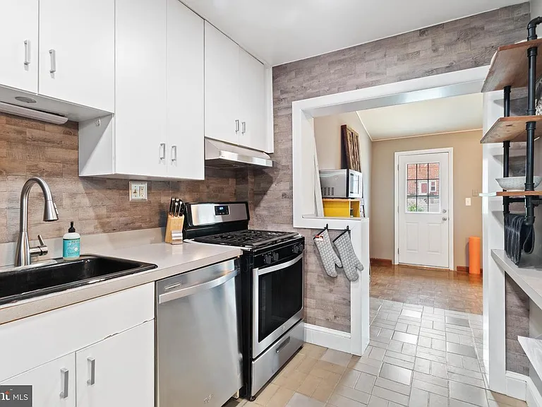 705 Eastshire Dr — Photo 10