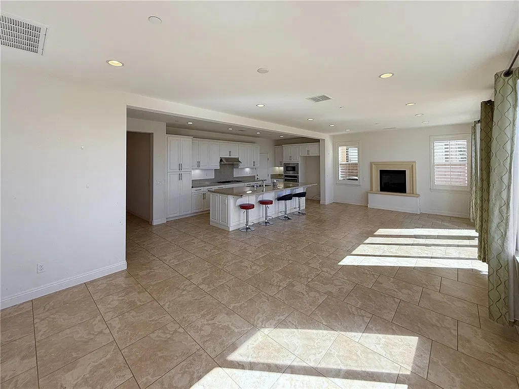 4 bed, 2.5 bath, 2198 sqft, $5,000 — Photo 4