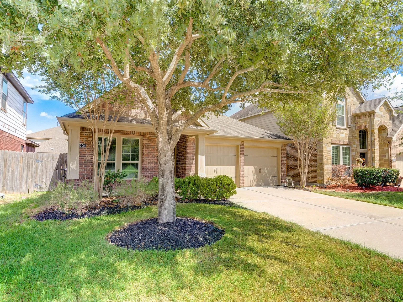 3 bed, 2.0 bath, 1665 sqft, $2,200 — Photo 2