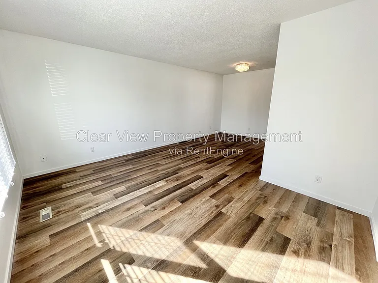 5 Laval Ct W #UPPER LEVEL — Photo 12