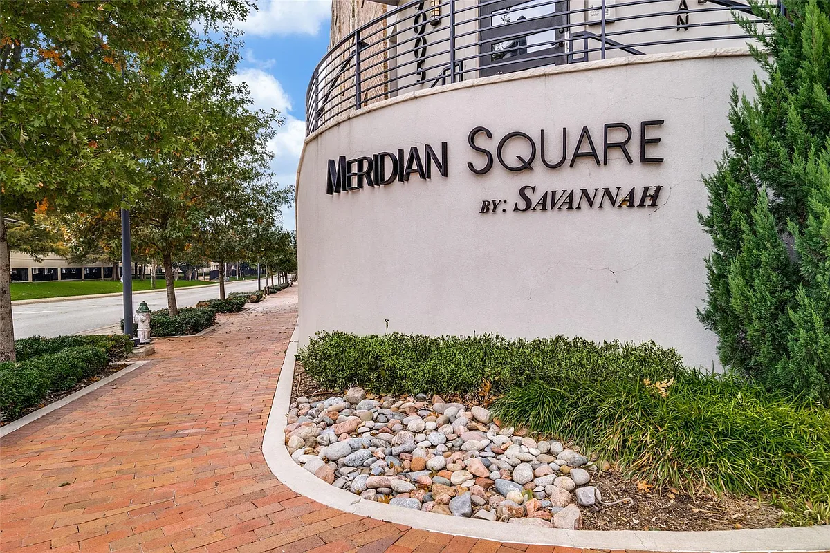 Photo 2 of 22 - 5015 Meridian Ln #2106 - Addison, TX Building Photo - 5015 Meridian Ln #2106