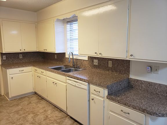 3rd image of 3002 Crockett Ave