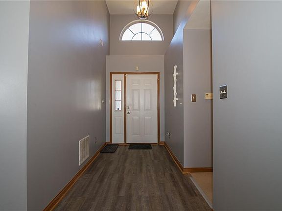 5th image of 466 Van Buren St