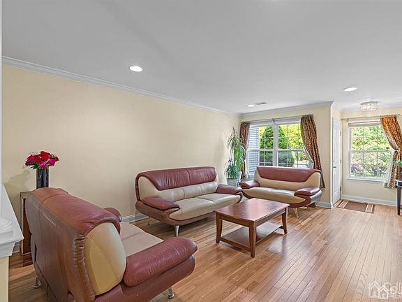5th image of 203 Wellington Park Dr