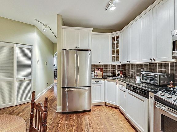 4th image of 603 W Wellington Ave #1B