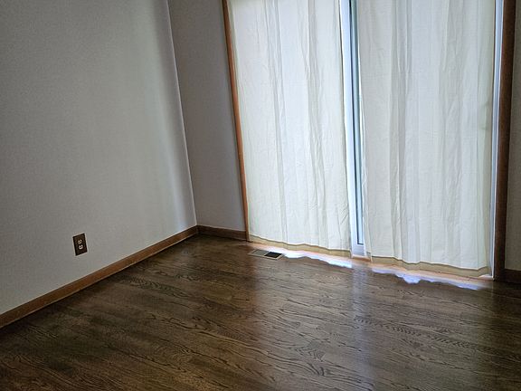 5th image of 307 Greenbrier St