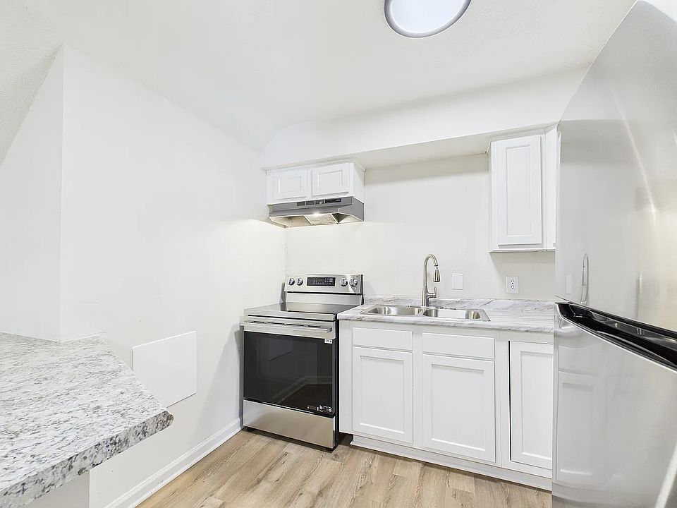 1st image of 812 E College St #2