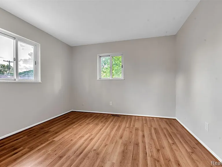 8211 Carrousel Blvd — Photo 8