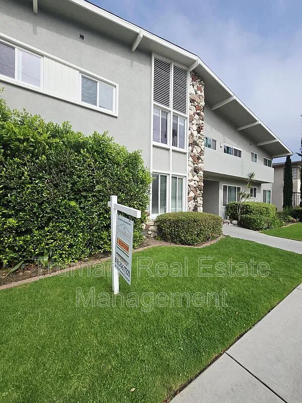 2 bed, 2.0 bath, 1075 sqft, $3,195 — Photo 1